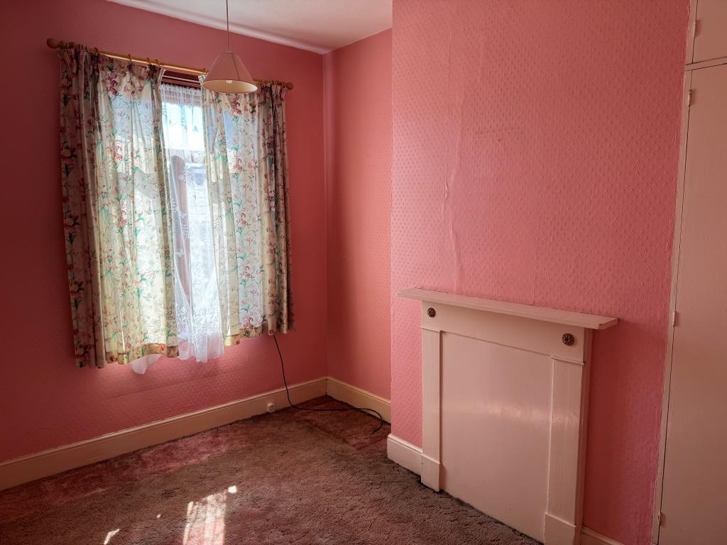 Lot: 92 - FREEHOLD FORMER SHOP WITH LIVING ACCOMMODATION BEHIND AND ABOVE - A bedroom